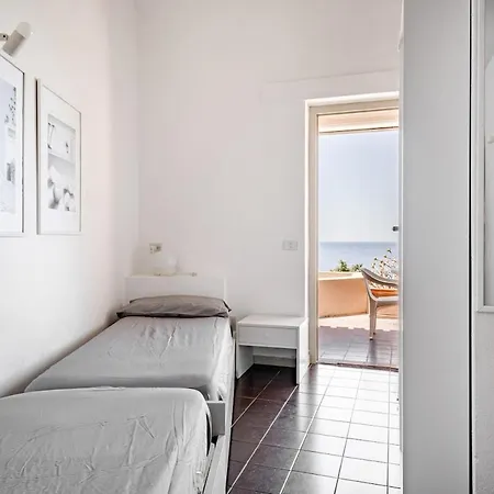 דירה Bright Little With A Sea View